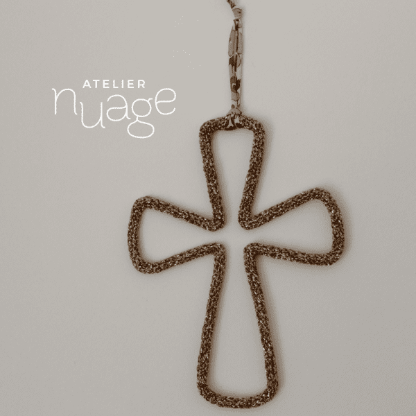 croix en tricotin, avec lien en tissu liberty pour la suspendre