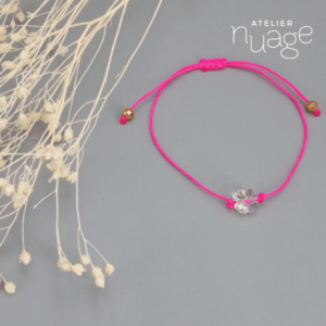 bracelet coulissant couleur rose fluo et petit trèfle en cristal transparent