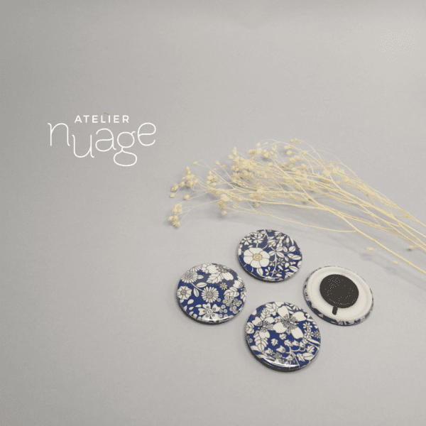 lot de 4 magnets (aimants), fleurs tons bleu et blanc