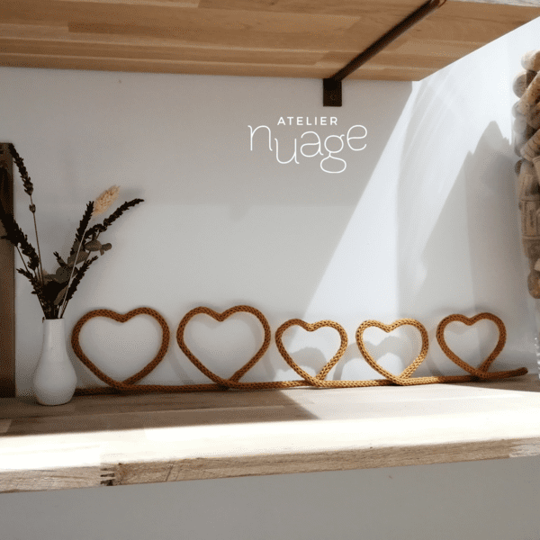 famille de cœurs en tricotins, posée sur une étagère