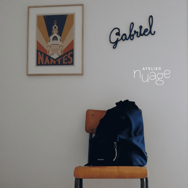 tricotin Gabriel accroché au mur, écriture moderne