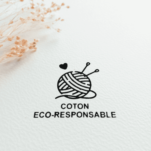 joli tampon "coton éco-responsable" avec dessin d'une pelote. il est apposé sur les cartons sur lesquels sont fixés les tricotins de la gamme éco-responsable