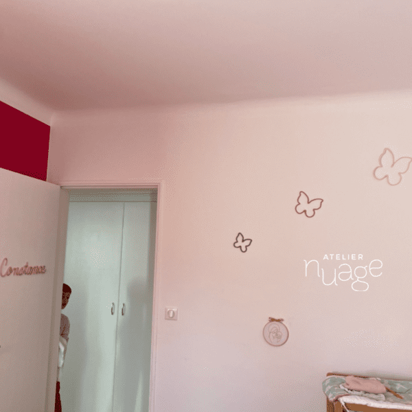 chambre d'enfants avec trio de papillons accroché au mur