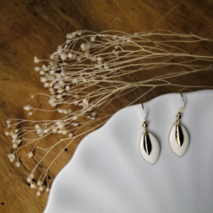 boucles d'oreilles avec amande blanche et perle goutte dorée posée dessus