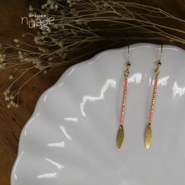 boucles d'oreilles verticales, perles miyuki rose et or et navette dorée en dessous