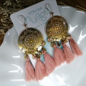 boucles d'oreilles avec estampe dorée et pompons vieux rose. 3 sur chaque boucle.