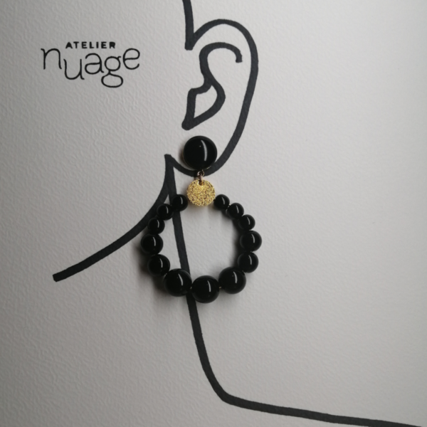 boucles d'oreilles portée, forme créoles, esprit vintage, couleur noire