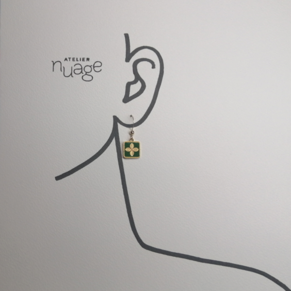 boucle d'oreille portée avec pendentif carré vert et fleur dorée au centre