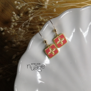 boucles d'oreilles carrées rose et or, avec croix dorée au centre, en forme de petites feuilles