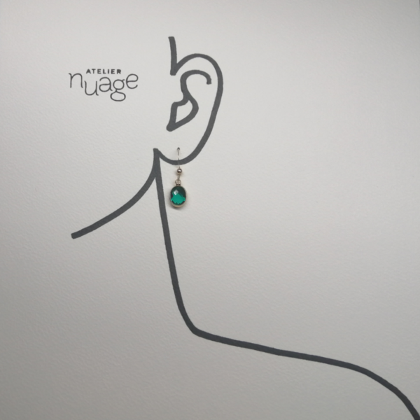 boucles d'oreilles portées avec pendentif ovale en verre facetté, de couleur vert