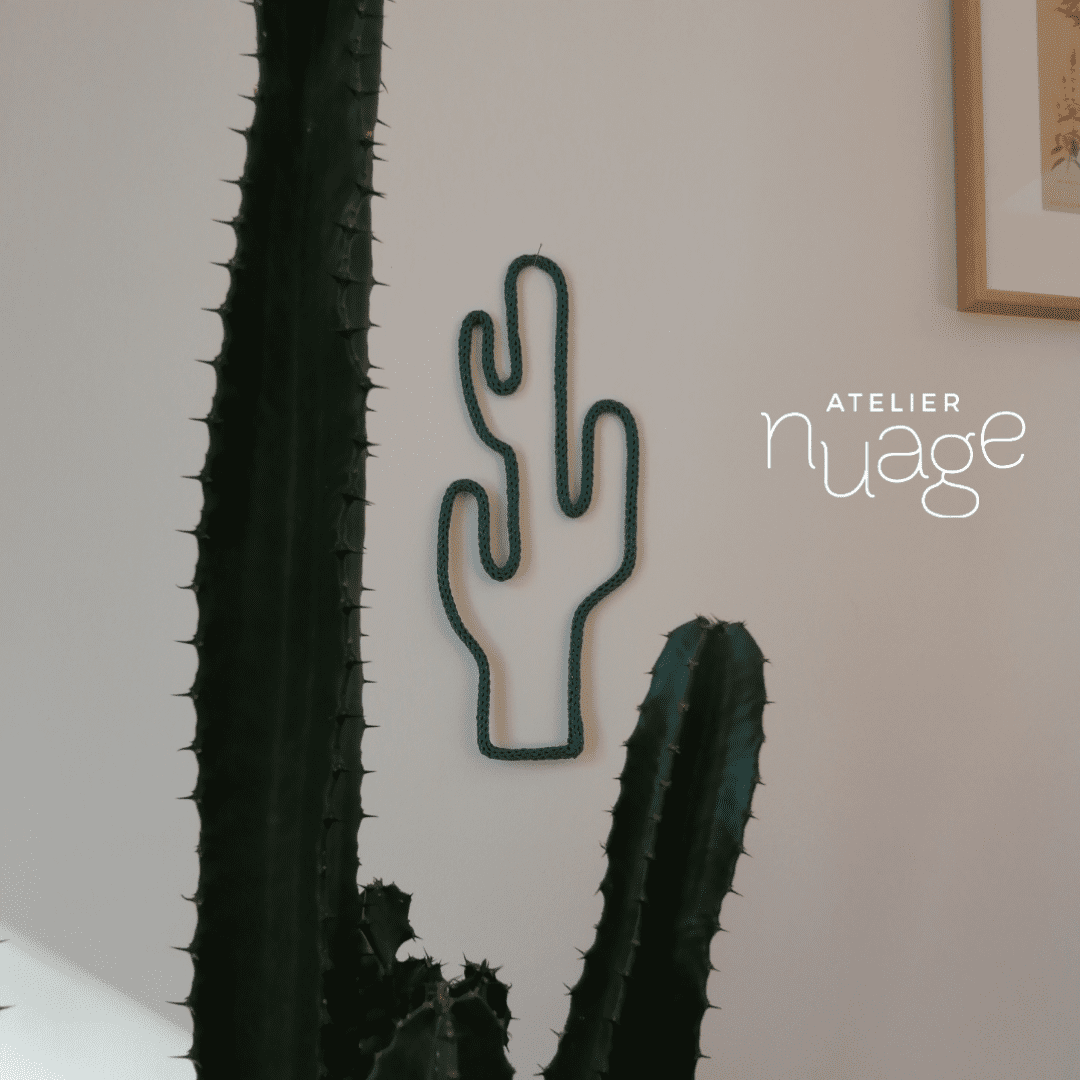 cactus en tricotin accroché au mur